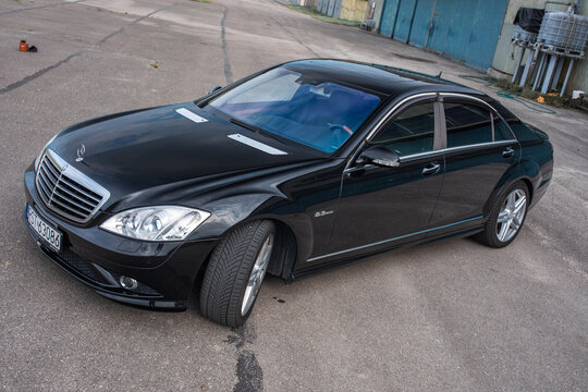 Poland, Turbia - 4th June 2026: The Mercedes S550 Long (W221) - flagship luxury sedan. Powered by a naturally aspirated 5.5L V8 engine, 388 HP (285 kW) and 530 Nm of torque.