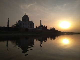 Fototapeta premium Sunset Silhouette of Taj Mahal with Water Reflection in Agra India