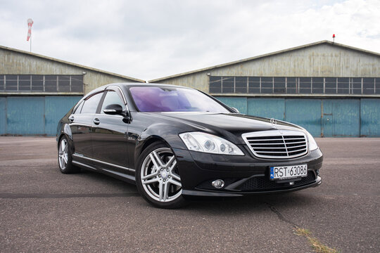 Poland, Turbia - 4th June 2026: The Mercedes S550 Long (W221) - flagship luxury sedan. Powered by a naturally aspirated 5.5L V8 engine, 388 HP (285 kW) and 530 Nm of torque.