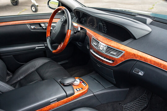 Poland, Turbia - 4th June 2026: The Mercedes S550 Long (W221) - flagship luxury sedan. Powered by a naturally aspirated 5.5L V8 engine, 388 HP (285 kW) and 530 Nm of torque.