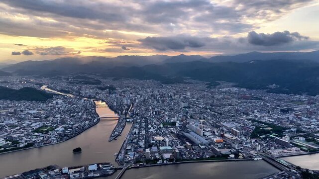 高知市の夕景パノラマを左へ巡る空撮映像