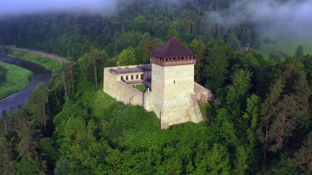 Muszyna, Baszta, zamek.