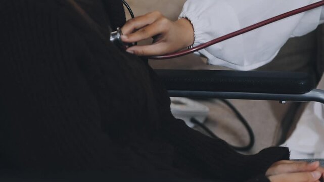 The doctor examines the patient's heart to analyze and listen to whether the heart rhythm is abnormal or normal in order to diagnose and draw conclusions from the patient for further treatment.