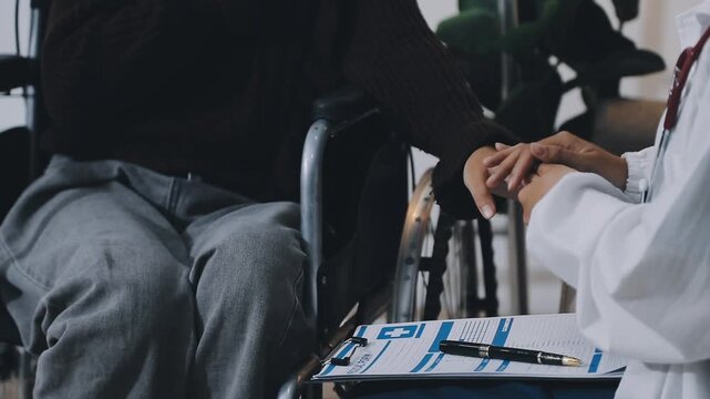 The doctor examines the patient's heart to analyze and listen to whether the heart rhythm is abnormal or normal in order to diagnose and draw conclusions from the patient for further treatment.