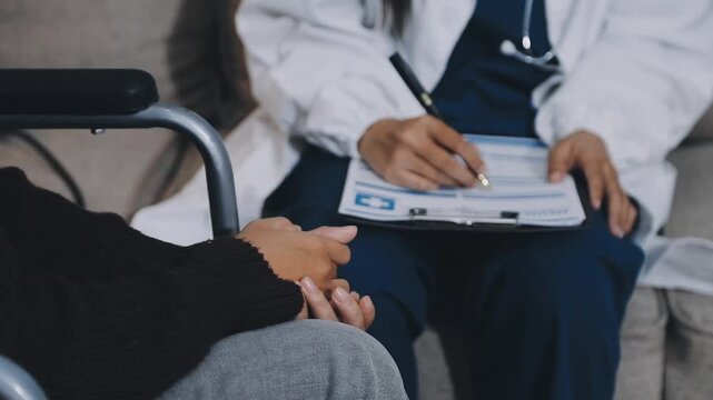 The doctor examines the patient's heart to analyze and listen to whether the heart rhythm is abnormal or normal in order to diagnose and draw conclusions from the patient for further treatment.