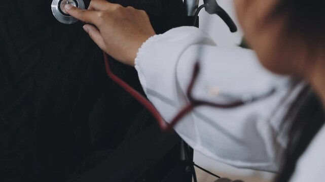 The doctor examines the patient's heart to analyze and listen to whether the heart rhythm is abnormal or normal in order to diagnose and draw conclusions from the patient for further treatment.