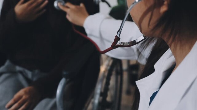 The doctor examines the patient's heart to analyze and listen to whether the heart rhythm is abnormal or normal in order to diagnose and draw conclusions from the patient for further treatment.
