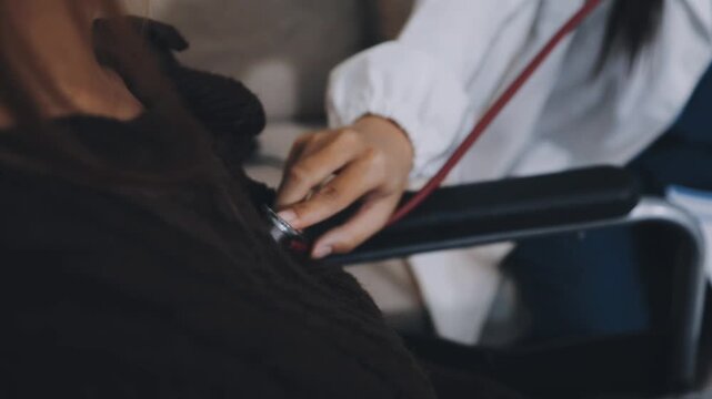 The doctor examines the patient's heart to analyze and listen to whether the heart rhythm is abnormal or normal in order to diagnose and draw conclusions from the patient for further treatment.