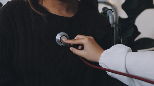 The doctor examines the patient's heart to analyze and listen to whether the heart rhythm is abnormal or normal in order to diagnose and draw conclusions from the patient for further treatment.