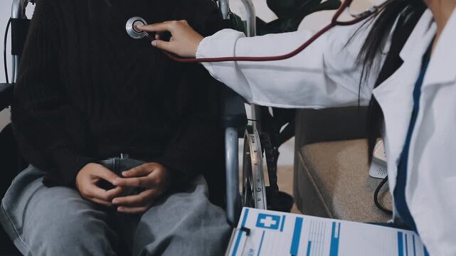 The doctor examines the patient's heart to analyze and listen to whether the heart rhythm is abnormal or normal in order to diagnose and draw conclusions from the patient for further treatment.