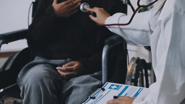The doctor examines the patient's heart to analyze and listen to whether the heart rhythm is abnormal or normal in order to diagnose and draw conclusions from the patient for further treatment.