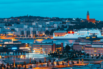 Obraz premium View of Gothenburg city with buildings, water, and ships at dusk in Sweden