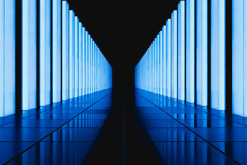 Naklejka premium This 3D rendered scene features a symmetric corridor lined with glowing blue neon columns, with a highly reflective glossy floor casting soft shadows and light reflections.