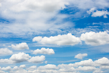Fototapeta premium beautiful blue sky and white fluffy cloud horizon outdoor for background.