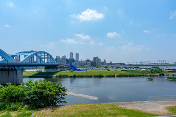 Obraz premium 多摩川と丸子橋 武蔵小杉の街並みと東急沿線の風景