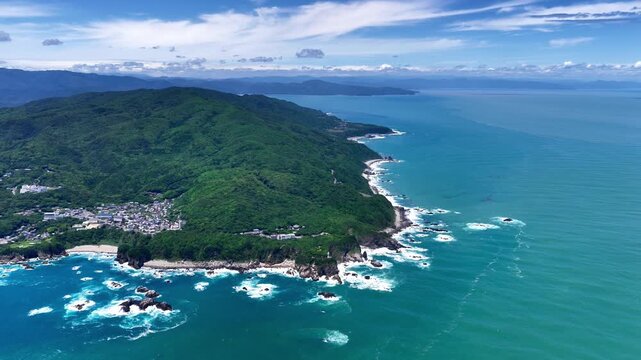 高知県・足摺岬を高高度から旋回しながら捉えたドローン空撮映像