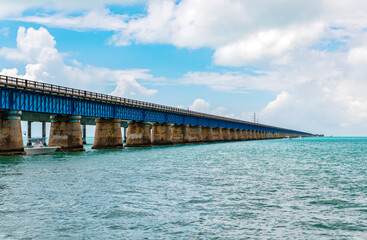 Obraz premium Travel destination. Bridge road with horizon oversea. Iconic famous seven mile bridge. Engineering marvel structure. Seven mile bridge in Florida keys. Oversea highway in Miami