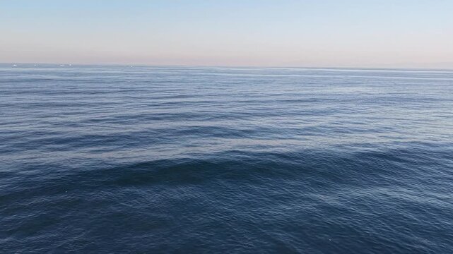 早朝の穏やかな海