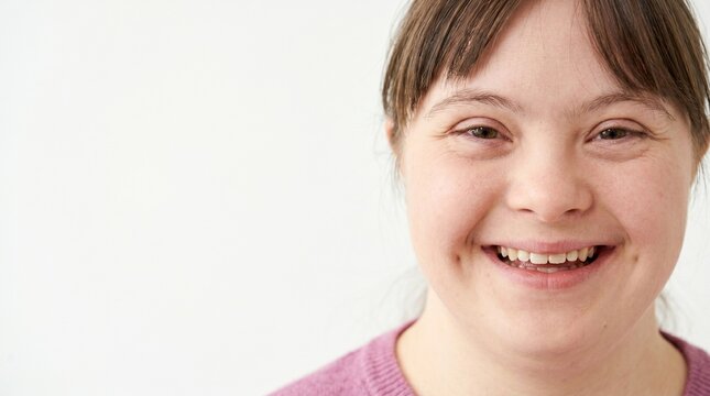 Close-up de mulher sorrindo, mostrando suas covinhas