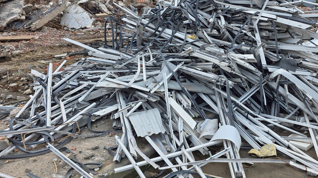 Ein Haufen Metallschrott auf der Baustelle