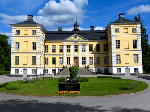 The image shows Finsp&aring;ngs slott in Sweden, built in the Dutch Classicism style.
The building was built between 1668 and 1685 for Louis De Geer the Younger.
