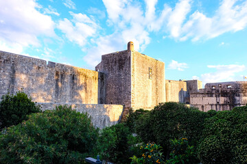Fototapeta premium Dubrovnik city wall of the old town and the watchtowers along the coast in Croatia 