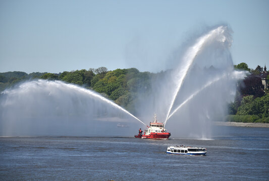 Feuerl&ouml;schboot Branddirektor Westphal er&ouml;ffnet das Hamburger Hafenfest 