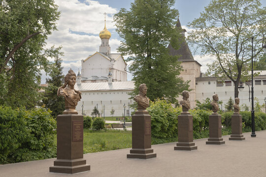 The photograph shows the Church of the Resurrection of the Rostov Kremlin.