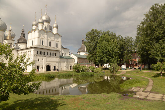 The photograph shows the Church of the Resurrection of the Rostov Kremlin.