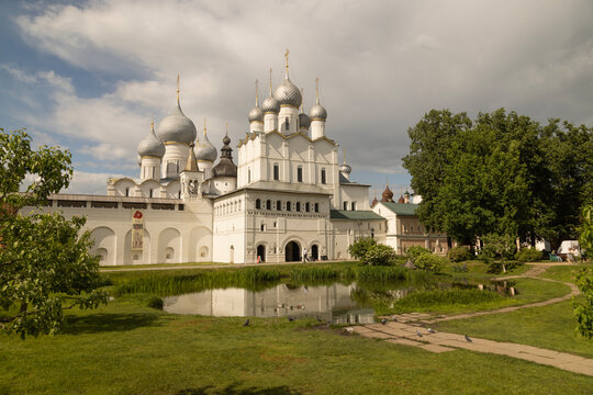The photograph shows the Church of the Resurrection of the Rostov Kremlin.