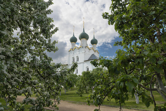 The photograph shows the Church of the Resurrection of the Rostov Kremlin.
