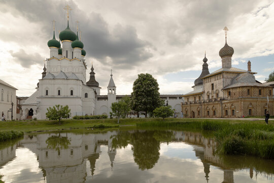 The photograph shows the Church of the Resurrection of the Rostov Kremlin.