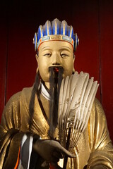 Obraz premium Gilded statue of a Chinese historical figure