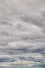 Fototapeta premium 一面に広がるグレーの曇り空と雨雲。雲の表情のバリエーション。
