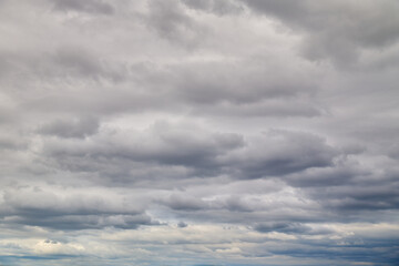 Fototapeta premium 一面に広がるグレーの曇り空と雨雲。雲の表情のバリエーション。