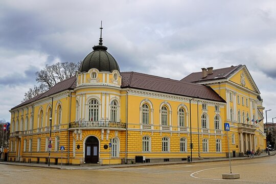 sofia, bulgarien - sanierter palast am platz der nationalversammlung