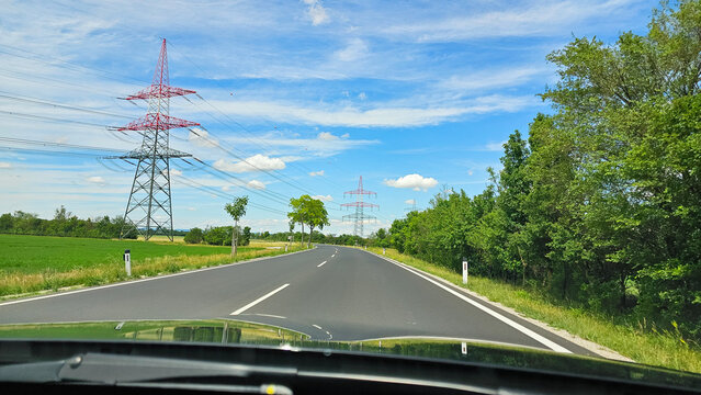 Strommasten neben Landstra&szlig;e 