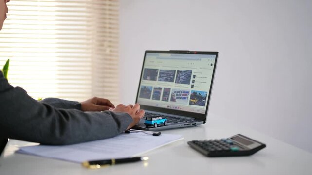 Buying and selling cars online, looking for car references in the marketplace to compare and find car price references