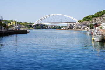 Naklejka premium Gonoura Ohashi Bridge Scenic Landscape in Iki Island, Nagasaki, Japan - 日本 長崎県 壱岐市 ランドマーク 郷ノ浦大橋と青い海