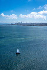 Obraz premium San Francisco skyline and bay with boats view from Golden Gate Bridge