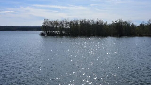 Ein ruhiger See, blauem Himmel, Enderndorf am See, Gro&szlig;er Brombachsee, Fr&auml;nkischen Seenland, Landkreis Wei&szlig;enburg-Gunzenhausen, Mittelfranken, Bayern, Deutschland