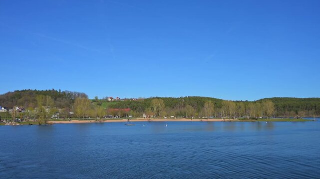 Ein ruhiger See mit Sandstrand und umgebenden, Enderndorf am See, Gro&szlig;er Brombachsee, Fr&auml;nkischen Seenland, Landkreis Wei&szlig;enburg-Gunzenhausen, Mittelfranken, Bayern, Deutschland
