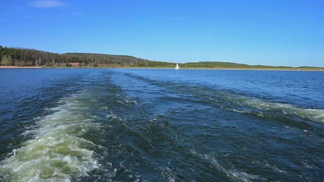 Ein See mit Wellen und ein Boot in der Ferne, eingefasst von dichtem Wald, Allmannsdorf, Gro&szlig;er Brombachsee, Fr&auml;nkischen Seenland, Landkreis Wei&szlig;enburg-Gunzenhausen, Mittelfranken, Bayern, Deutschland