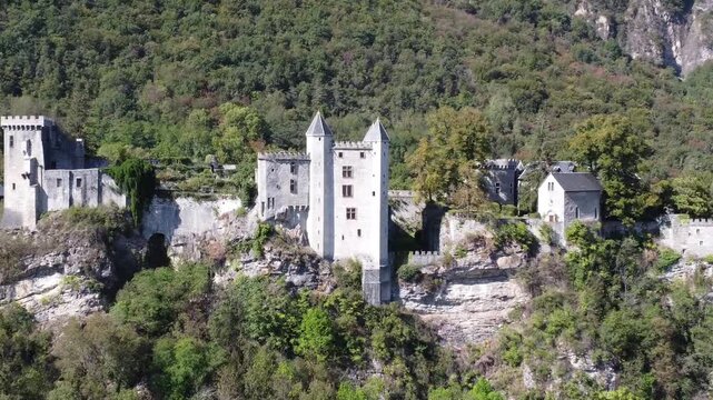 Vue a&eacute;rienne du Ch&acirc;teau de Miolans, forteresse m&eacute;di&eacute;vale perch&eacute;e en Savoie, France