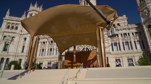 Montaje de estructuras y preparativos en la plaza de Cibeles de Madrid con motivo de la visita del papa Le&oacute;n XIV.