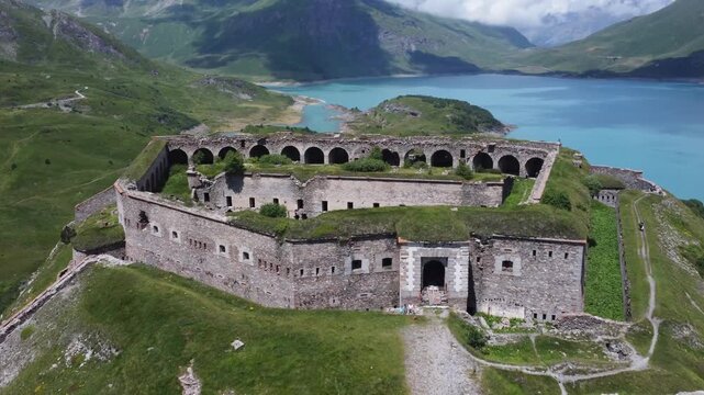 Fort de Variselle Vue a&eacute;rienne du Fort de Variselle et du lac du Mont-Cenis, architecture militaire de haute montagne