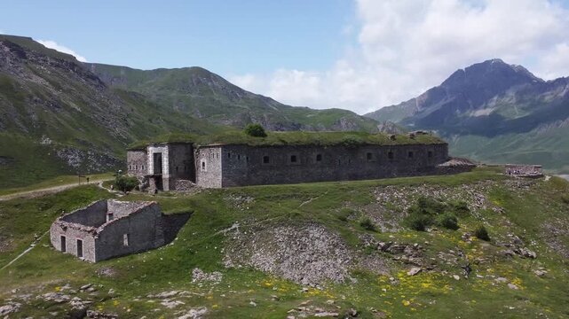 Fort de Variselle Vue a&eacute;rienne du Fort de Variselle et du lac du Mont-Cenis, architecture militaire de haute montagne
