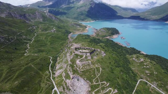 Fort de Variselle Vue a&eacute;rienne du Fort de Variselle et du lac du Mont-Cenis, architecture militaire de haute montagne