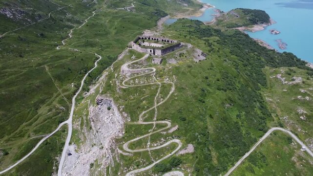 Fort de Variselle Vue a&eacute;rienne du Fort de Variselle et du lac du Mont-Cenis, architecture militaire de haute montagne