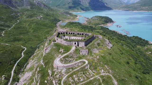 Fort de Variselle Vue a&eacute;rienne du Fort de Variselle et du lac du Mont-Cenis, architecture militaire de haute montagne